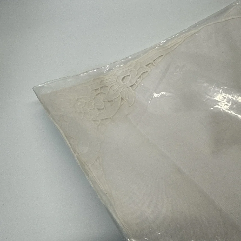 Vintage Sunham Placemats & Napkin White Floral Embroidered‎ 8 Piece Set